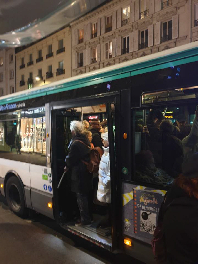 프랑스 파리에서 10일(현지시간) 저녁 버스가 파업 여파로 붐비고 있다. /파리=김기혁기자