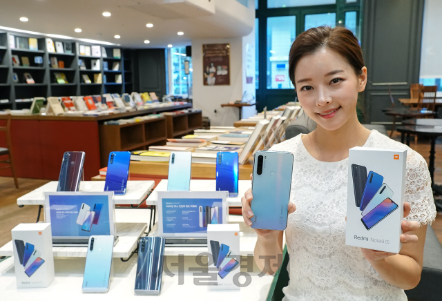 샤오미 모델이 12일 국내 출시되는 20만원대 가성비폰 ‘홍미 노트8T’를 소개하고 있다./사진제공=샤오미
