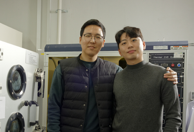 투명한 실리콘 태양전지를 개발한 김남우 연구원(왼쪽)과 이강민 연구원. /사진제공=UNIST