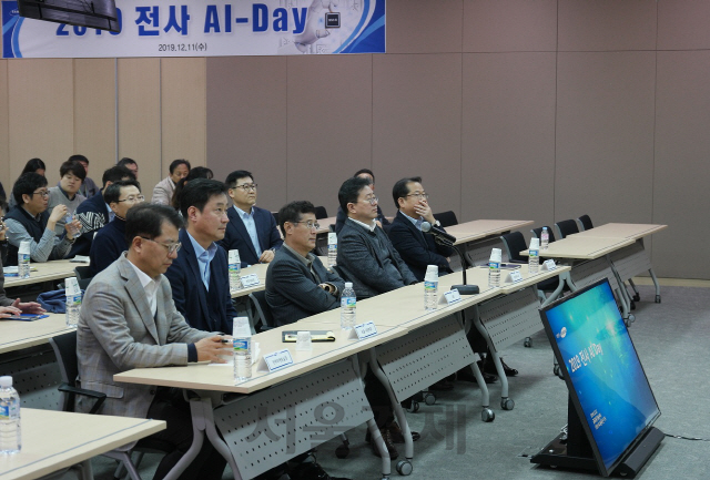 11일 삼성전기 수원사업장에서 열린 ‘제 1회 AI-Day’에서 이윤태(왼쪽 세번째) 삼성전기 사장이 발표를 듣고 있다./사진제공=삼성전기