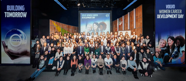 볼보그룹코리아가 지난 10일 서울 한남동 블루스퀘어에서 개최한 ‘여성 경력 개발의 날 워크숍’에 참석한 여성 임직원 100여명이 기념촬영을 하고 있다. /사진제공=볼보그룹코리아