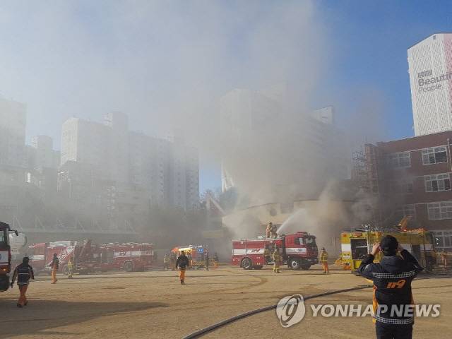 12일 오전 경북 안동시 한 초등학교에서 화재가 발생해 연기가 피어오르고 있다/연합뉴스
