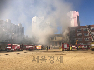 12일 안동의 한 초등학교 강당에서 화재가 발생, 출동한 소방대가 진화하고 있다./제공=경북소방본부