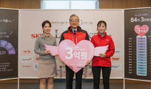 정명환(가운데) 인천 사회복지공동모금회 회장이 기부금을 전달 받고 기념촬영을 하고 있다. /사진제공=스카이72