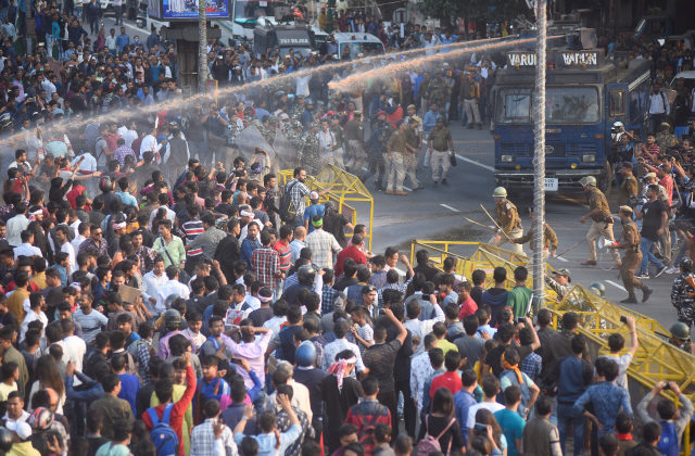 지난 11일(현지시간) 나렌드라 모디 정부의 시민권법 개정안에 반대하는 인도 동북부 아삼주 주민들이 거리시위를 벌이고 있다./로이터연합뉴스