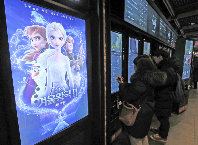 서울 시내의 한 영화관에서 시민들이 표를 구매하고 있다/연합뉴스