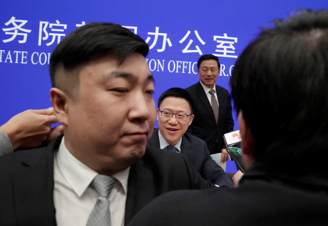 랴오민 중국 재정부 부부장이 14일 0시(한국시각) 베이징에서 연 긴급 기자회견에서 기자들의 질문에 대답하고 있다. /로이터연합뉴스