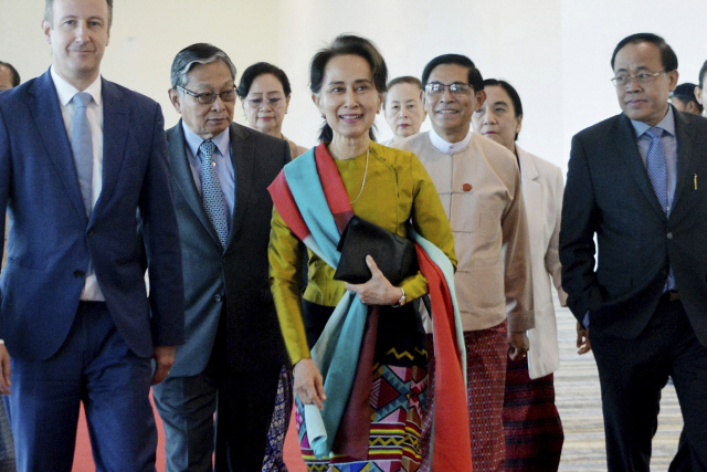 미얀마 '민주화의 상징' 아웅산 수치에 '노벨상 박탈해야' 비판 쏟아지는 이유는?
