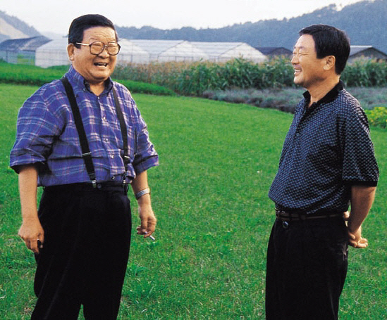 구자경(왼쪽) LG그룹 명예회장이 지난 1999년 구본무 전 LG 회장과 담소를 나누고 있다. /연합뉴스