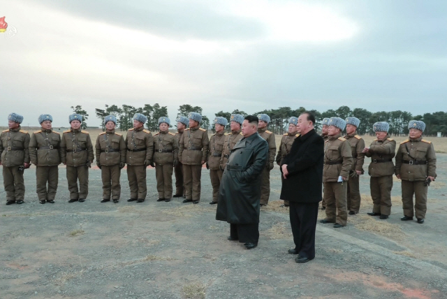 북한 김정은 국무위원장이 국방과학원에서 진행한 초대형 방사포 시험사격을 참관했다고 29일 조선중앙TV가 보도했다. /연합뉴스