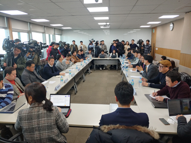 국토교통부와 모빌리티 플랫폼 업계가 지난 12일 서울 강남구 역삼동 GS타워에서 여객자동차 운수사업법 개정안의 하위 법령을 논의하기 위한 간담회를 갖고 있다./권경원기자