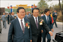 1987년 5월 서울 우면동에 위치한 금성사 중앙연구소 준공식에 참석한 구자경(왼쪽) 명예회장 /사진제공=LG