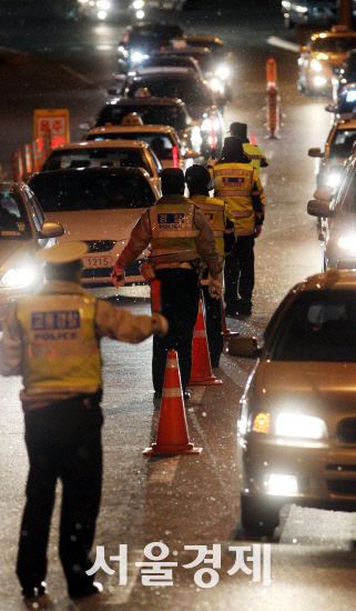 경찰이 음주운전 차량을 단속하고 있다. /서울경제DB