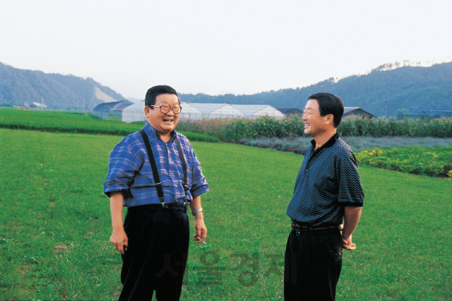14일 별세한 구자경(왼쪽) LG그룹 명예회장이 지난 1999년 장남인 고(故) 구본무 회장과 담소를 나누고 있다. /사진제공=LG