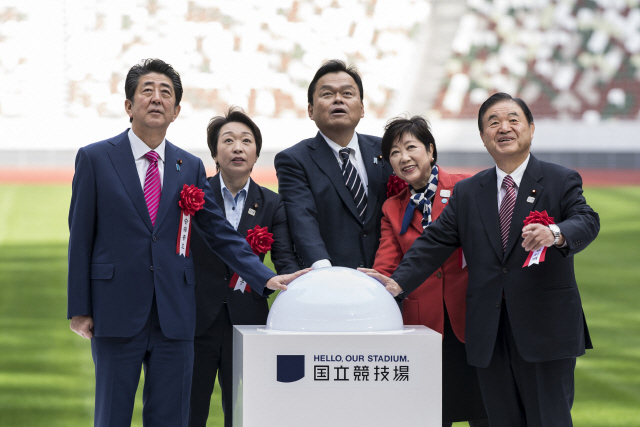도쿄올림픽 경기장 준공식…아베 “일본의 힘 세계에 발신”