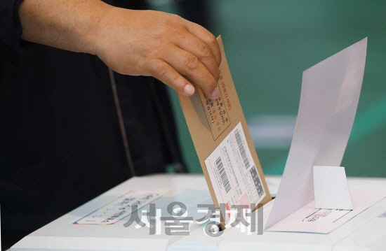 2018년 6월 지방선거에서 유권자가 투표함에 투표용지를 넣고 있다. /서울경제DB