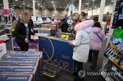 지난달 29일(현지시간) 블랙프라이데이를 맞아 미국 뉴저지 베스트바이 매장을 찾은 소비자들이 삼성전자 TV를 구매하고 있다. /사진제공=삼성전자