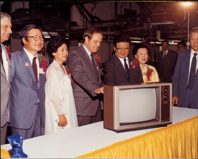 구자경(오른쪽 세번째) LG그룹 명예회장이 미국 현지생산법인에서 생산된 제1호 컬러TV 제품을 살펴보고 있다. /사진제공=LG