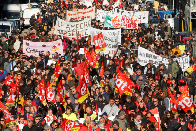지난 10일(현지시간) 프랑스에서 제2 노동단체인 노동총동맹 노조원들이 마르세유 당국의 연금개편 반대 시위를 벌이고 있다. /마르세유=로이터연합뉴스
