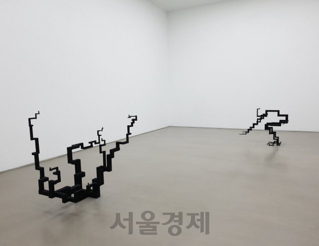 세계적 조각 거장 안토니 곰리의 최근작 ‘낙하’(왼쪽)와 ‘탐지’.