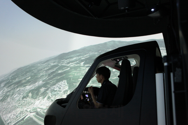 산림헬기 조종사가 중형헬기 모의비행 훈련을 하고 있다. 사진제공=산림청