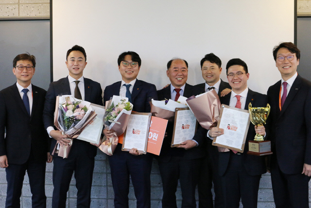 16일 서울 중구 오렌지센터에서 열린 ‘오렌지라이프 2019 고객 관리 우수FC’ 시상식에서 수상자들이 트로피를 들고 웃어보이고 있다./사진제공=오렌지라이프