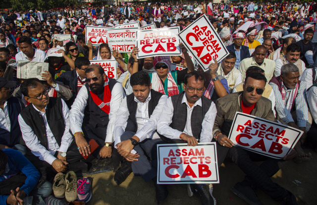 지난 13일(현지시간) 인도 아삼주 가우하티에서 시민권법 개정에 반대하는 시위가 벌어지고 있다. /가우하티=AP연합뉴스