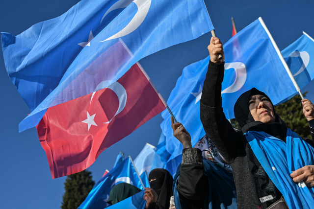 지난 14일(현지시간) 터키 이스탄불의 베야지드광장에서 중국의 이슬람 소수민족인 위구르족 지지자들이 터키 국기와 동투르키스탄 깃발을 들고 있다. /이스탄불=AFP연합뉴스