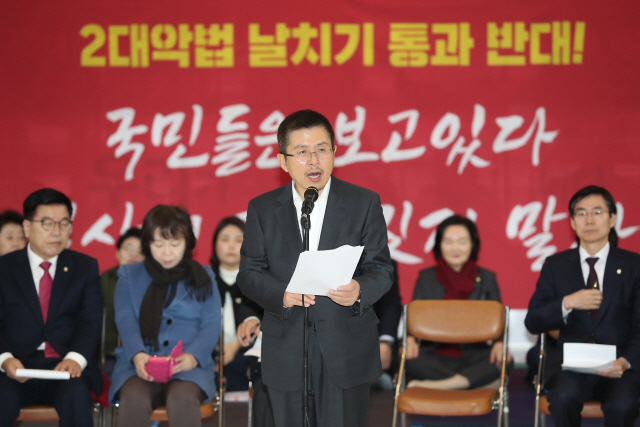 황교안 자유한국당 대표가 16일 국회 로텐더홀에서 열린 최고위원회의에서 발언을 하고 있다./연합뉴스