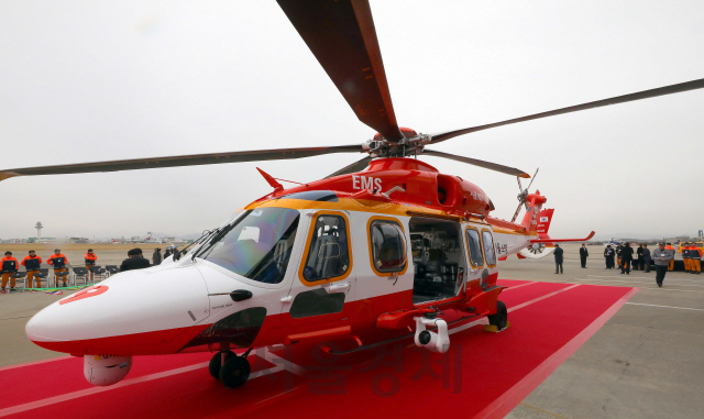 지난 12일 운용을 시작한 다목적 소방헬기(AW-189). 4시간 20분까지 비행이 가능한 이 헬기는 최대 18명까지 탑승할 수 있으며 인공호흡기, 심장충격기 등 응급의료장비(EMS-KIT)가 탑재돼 있다. /이호재기자.