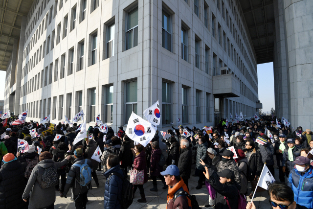 16일 오후 서울 여의도 국회에서 공수처법 선거법 날치기 저지 규탄대회‘ 참가자들이 공수처 반대를 외치며 본청 주위를 돌고 있다./권욱기자