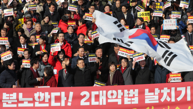 자유한국당 황교안 대표가 16일 오전 서울 여의도 국회 본청 계단 앞에서 열린 ‘공수처법 선거법 날치기 저지 규탄대회’가 끝난 뒤 두손을 들어 인사하고 있다. /연합뉴스