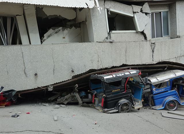 15일 필리핀 남부 다바오주 파사다의 한 마을 시장이 규모 6.8의 지진으로 인해 갈라져 있다./파사다=EPA 연합뉴스