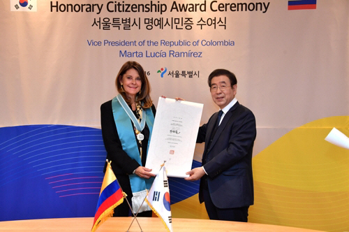 마르타 루시아 라미레스(왼쪽) 콜롬비아 부통령이 16일 서울시청에서 박원순 서울시장으로부터 명예시민증을 받고 있다. /사진제공=서울시