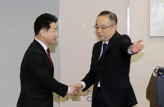 이호현(왼쪽) 산업통상자원부 무역정책국장이 16일 일본 경제산업성에서 이다 요이치 일본 경제산업성 무역관리부장과 악수하고 있다./사진제공=산업통상자원부