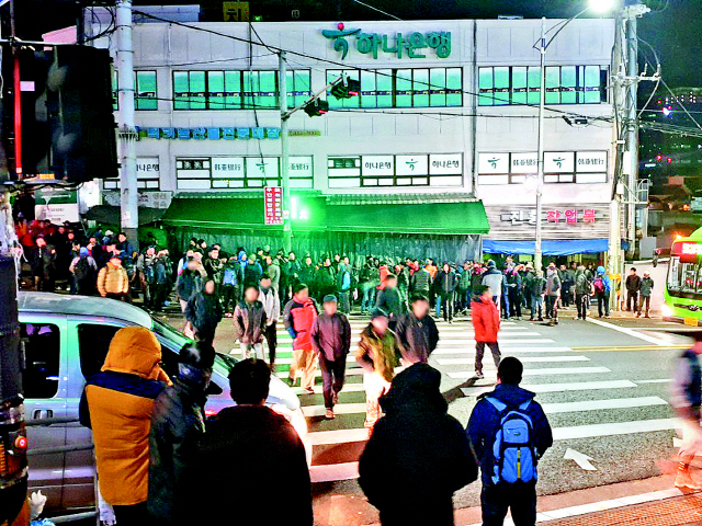 일용직 근로자들이 지난 12일 새벽 서울 구로구 남구로역 인력시장에서 일자리를 구하러 장사진을 치고 있다./허진기자