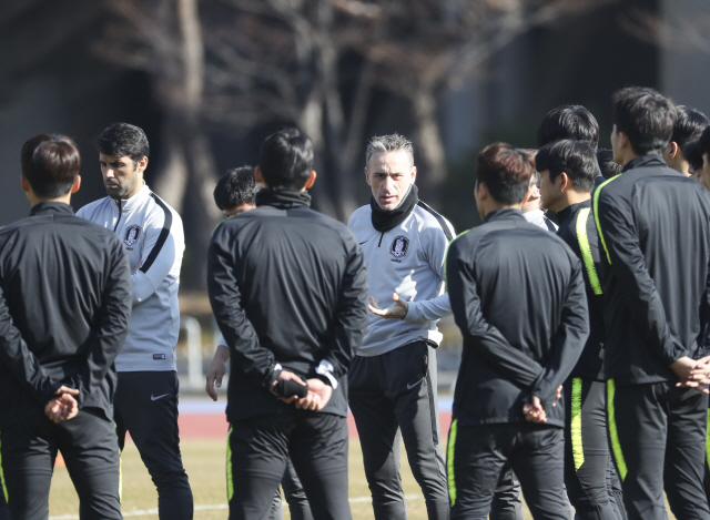 파울루 벤투(가운데) 한국축구 대표팀 감독이 EAFF E-1 챔피언십 일본전을 이틀 앞둔 16일 부산 아시아드보조경기장에서 훈련 지시를 하고 있다. /연합뉴스