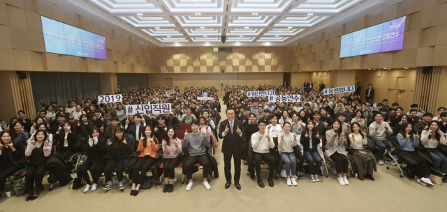 연임을 확정지은 조용병(가운데) 신한금융그룹 회장이 16일 서울 중구 신한금융 본사에서 ‘원 신한’ 공채 11기 신입직원 400여명을 대상으로 토크콘서트를 갖고 손가락으로 11을 만들어 11기를 격려하고 있다. /사진제공=신한금융그룹