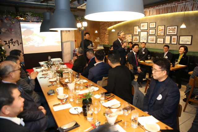 16일 대전 빵집 성심당 내 식당에서 존경받는 기업인으로 뽑힌 대표 26명이 박영선 중기부 장관과 이야기를 나누고 있다. / 사진제공=중기부