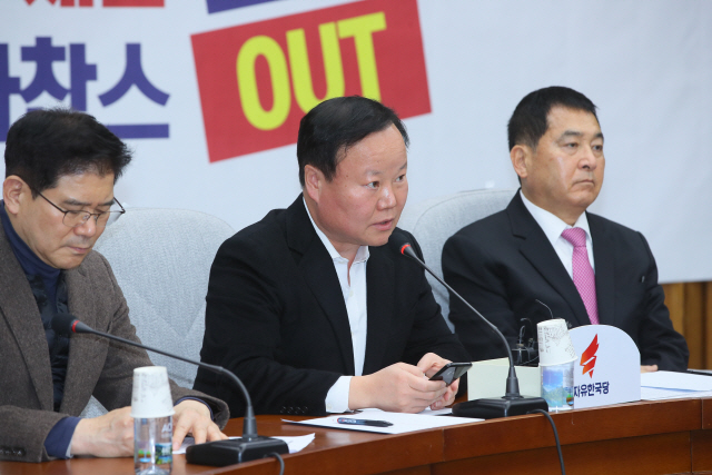 자유한국당 김재원 정책위의장(가운데)이 17일 국회에서 열린 원내대책회의에서 발언하고 있다./연합뉴스