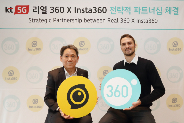 이필재(왼쪽) KT 마케팅부문장과 일라이 맥키넌 인스타360 최고전략책임자가 17일 서울 광화문 KT사옥에서 ‘리얼 360 서비스 고도화 및 공동 마케팅’을 위한 전략적 파트너십을 체결한 뒤 기념촬영을 하고 있다./사진제공=KT