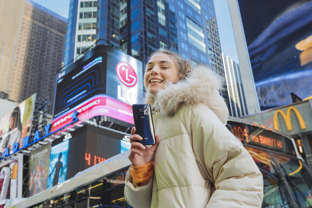 LG전자 모델이 미국 뉴욕 타임스스퀘어에 위치한 LG전자 전광판 앞에서 G8X 씽큐 (국내명 V50S 씽큐)를 소개하고 있다. LG전자는 지난달 북미 시장에 이 제품을 출시했다. /사진제공=LG전자