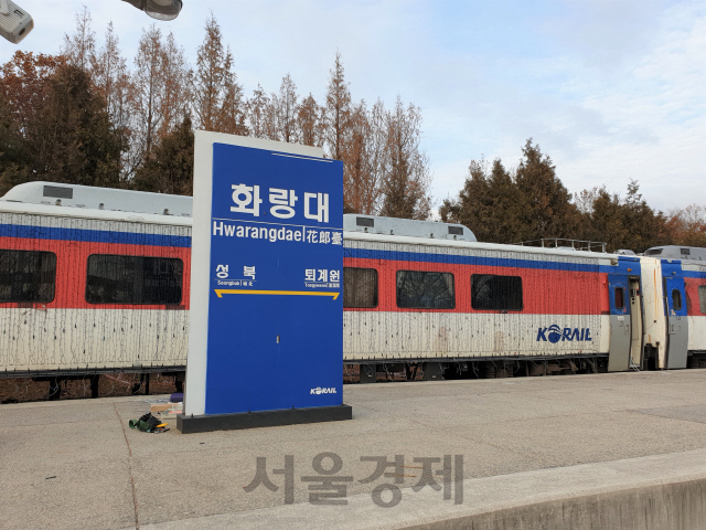성북·퇴계원 방면을 표시한 이정표 뒤로 무궁화호 열차가 세워져 있다. 안으로 들어가 열차 객실 내도 관람할 수 있다.
