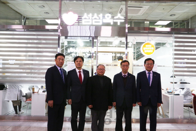 한국철도, 부산시, 한국철도시설공단, SR, 한국장애인고용공단 관계자들이 청각장애인 일자리 지원을 위해 업무 협약을 맺고 부산역 맞이방 2층 네일케어 매장 ‘섬섬옥수’ 앞에서 기념촬영을 하고 있다. 사진제공=한국철도