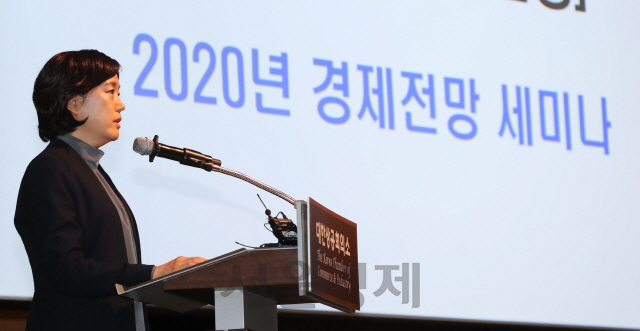 17일 서울 중구 대한상공회의소 상의회관에서 열린 ‘2020 경제전망 세미나’에서 서영경 대한상공회의소 지속성장이니셔티브 원장이 인사말을 하고 있다./사진제공=대한상의