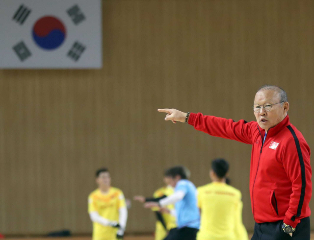 박항서 베트남 축구 대표팀 감독이 17일 통영체육관에서 훈련을 지시하고 있다. /연합뉴스