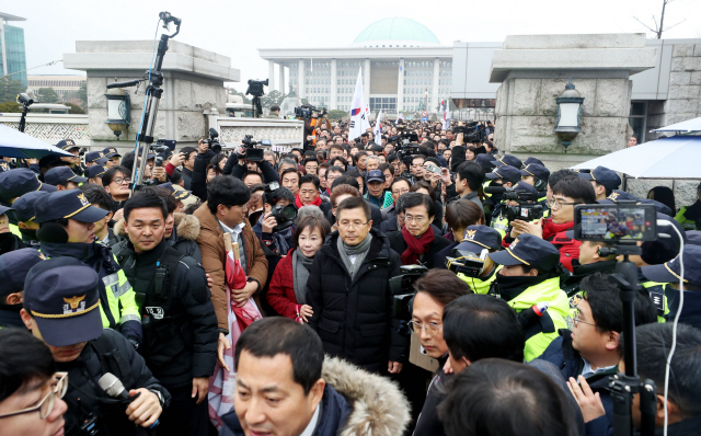 자유한국당 황교안 대표 등 집회 참석자들이 17일 오후 국회에서 열린 공수처법 선거법 날치기 저지 규탄대회에서 발언 후 정문을 빠져나가고 있다. /연합뉴스