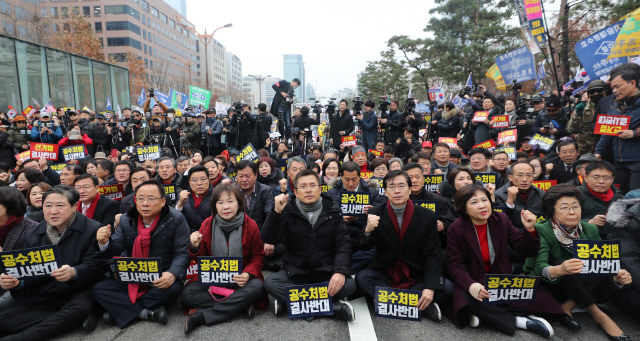 황교안 자유한국당 대표와 한국당 지도부, 당직자들이 17일 오후 국회에서 열린 공수처법 선거법 날치기 저지 규탄대회에서 구호를 외치고 있다. /연합뉴스