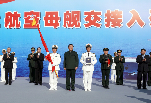 시진핑(가운데) 중국 국가주석이 17일(현지시간) 하이난성 싼야에서 ‘산둥함’ 인도 행사에 참석하고 있다. /싼야=신화연합뉴스