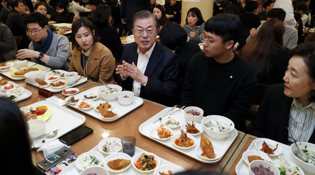 문재인 대통령이 17일 구로디지털단지 내 에이스하이엔드타워 구내식당을 깜짝 방문해 직장인들과 점심식사를 하고 있다. /연합뉴스